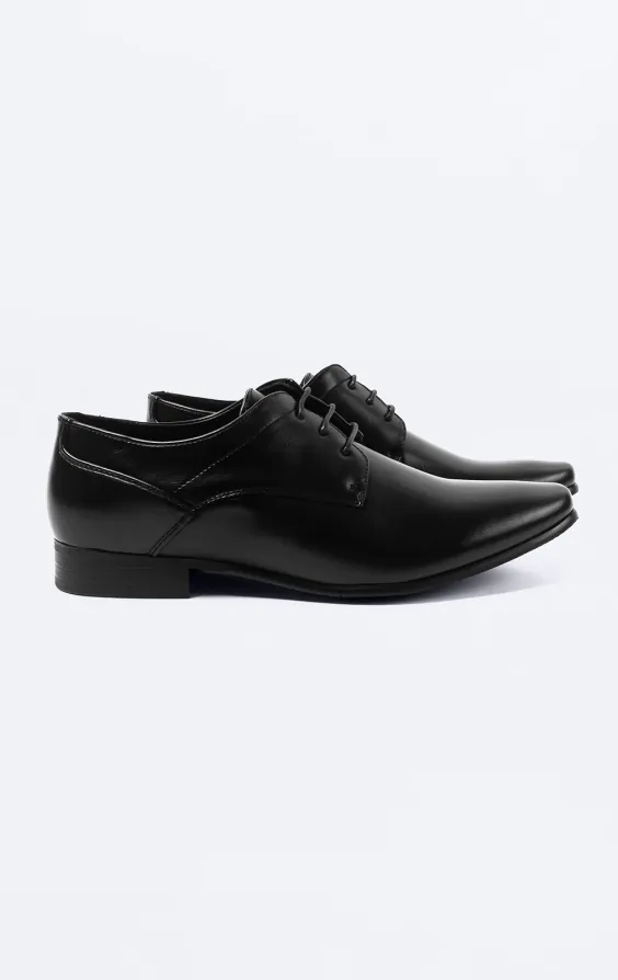 Schwarze schlichte Derby Schuhe