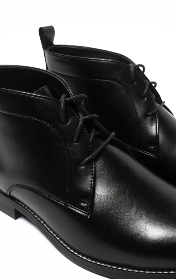 Schwarze Chukka Stiefel mit Spitze - photo 3