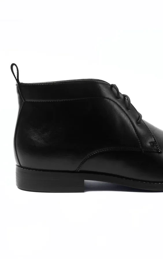 Schwarze Chukka Stiefel mit Spitze - photo 4