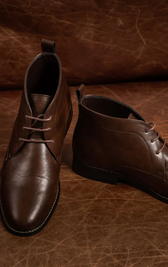 Dunkelbraune Chukka Stiefel mit Spitze - photo 1