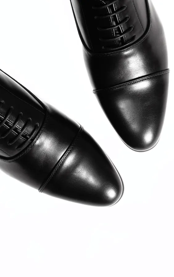 Schwarze schlichte Oxford-Schuhe mit Zehenkappe - photo 1