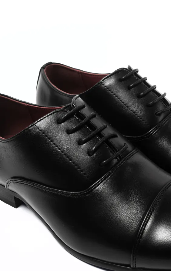 Schwarze schlichte Oxford-Schuhe mit Zehenkappe - photo 3
