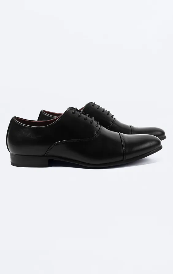 Schwarze schlichte Oxford-Schuhe mit Zehenkappe