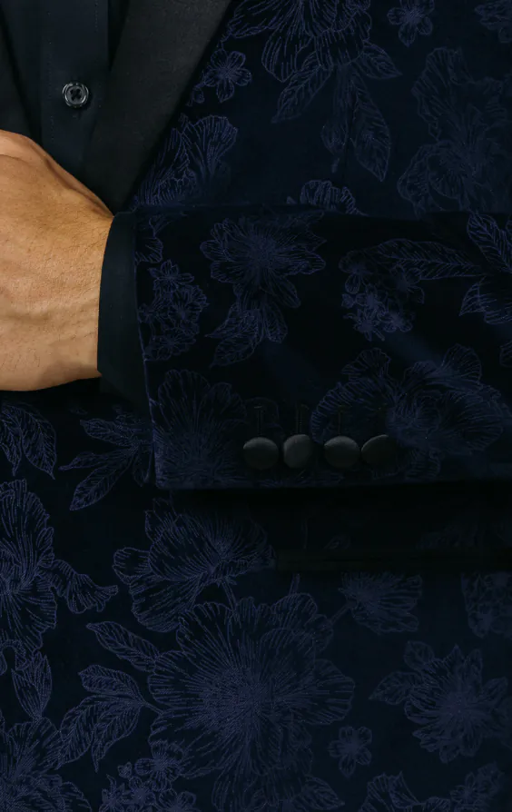 Marineblaue Jacquard-Samt-Smokingjacke mit Blumenmuster - photo 2 Marineblaue Jacquard-Samt-Smokingjacke mit Blumenmuster - photo 2