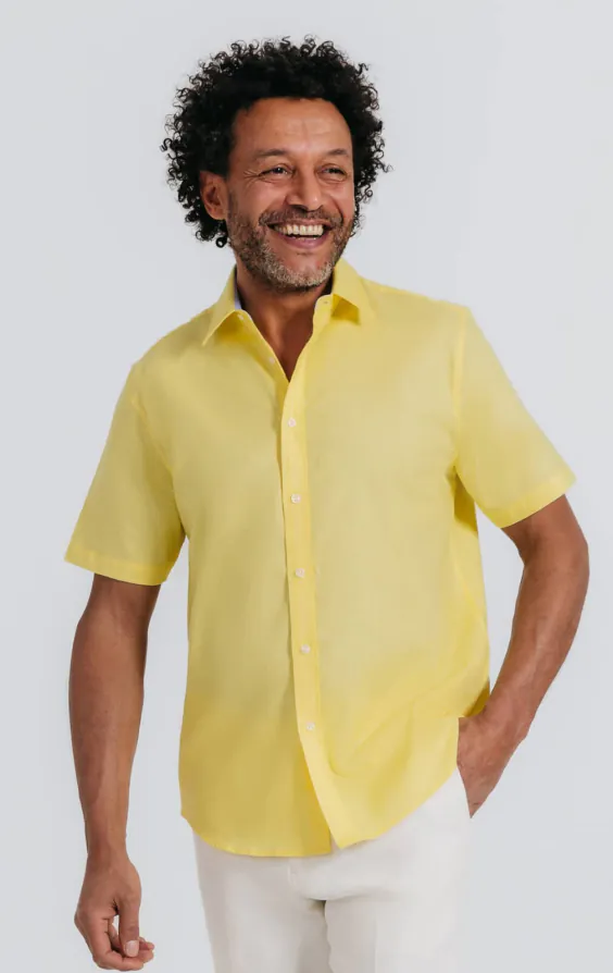 Gelbes Leinenhemd mit Kurzarm Gelbes Leinenhemd mit Kurzarm
