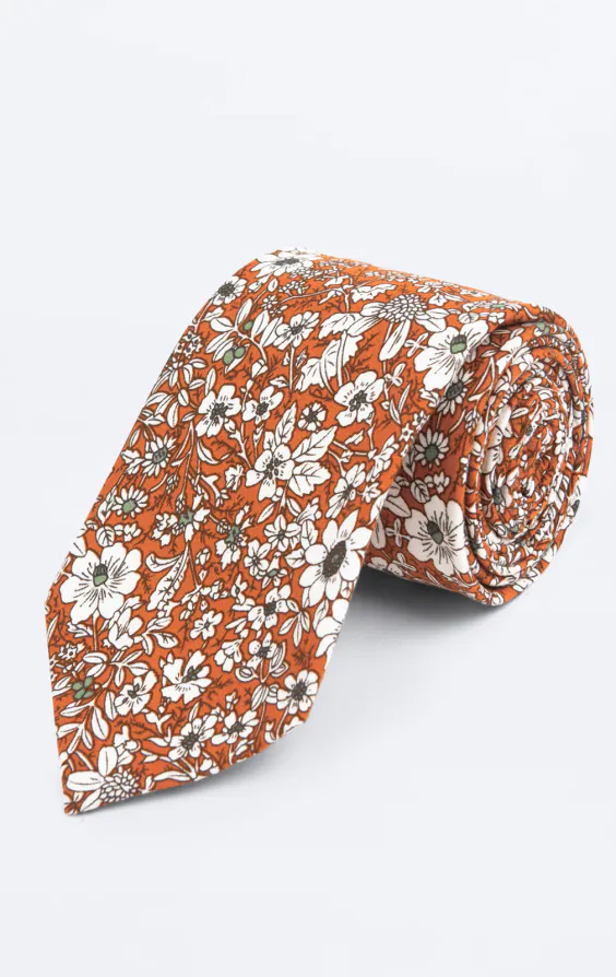 Orangefarbene Blumenkrawatte