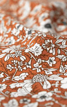 Orangefarbene Blumeneinstecktuch