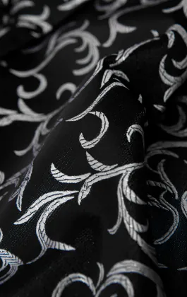 Schwarzes Plastron mit silbernem Wirbelmuster