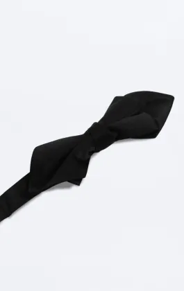 Schmale Fliege, schwarz mit Spitze