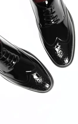 Schwarz Lack Brogue Schuhe