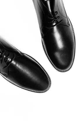 Schwarze Chukka Stiefel mit Spitze