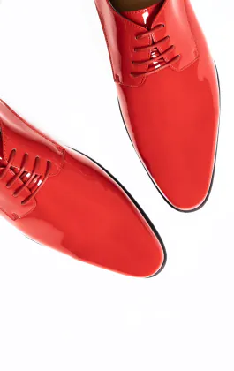 Moderne Knallrote Lackschuhe