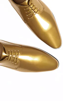 Moderne Goldene Lackschuhe