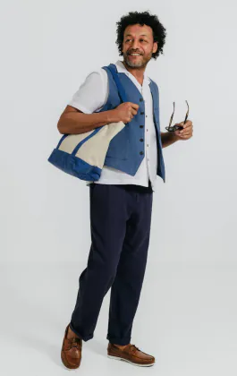 Blaue Leinenweste mit Fischgrätenmuster
